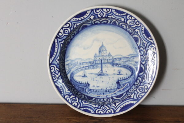 Antico grande piatto maiolica  1915 raffigurante Roma –Piazza San Pietro. Mis 45 Firmato e datato sul retro. Manifattura Francese .