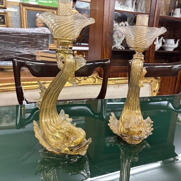 Coppia di candelabri /Candelieri vetro Murano delfini . Manifattura Salviati anni 30 con polvere Oro . Altezza cm 33